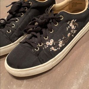 Black flower sneakers